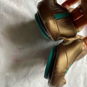 Metallic bronze size 7 tieks